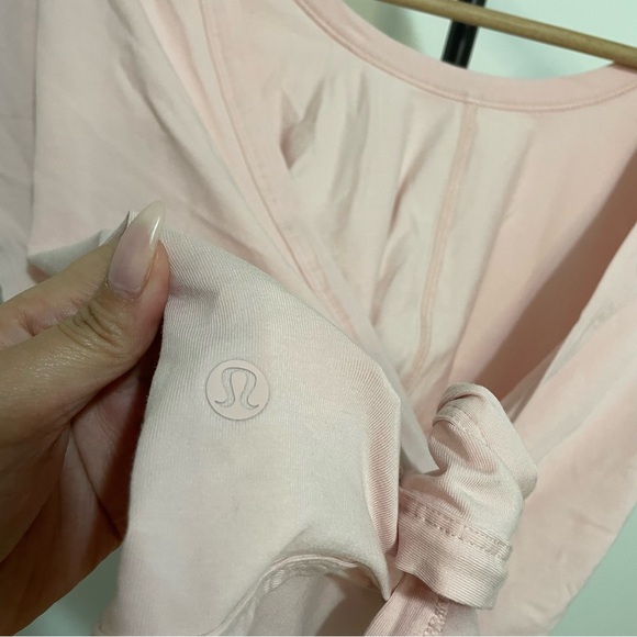Lululemon It’s a tie Pink Tee Shirt Wrap Around Ribbon Tie Size 4 - Picture 6 of 13